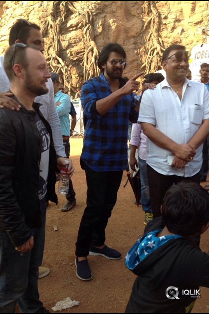 Prabhas-at-Baahubali-2-Last-Day-Shoot